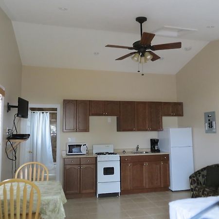 Halls Cottages Honey Harbor Экстерьер фото
