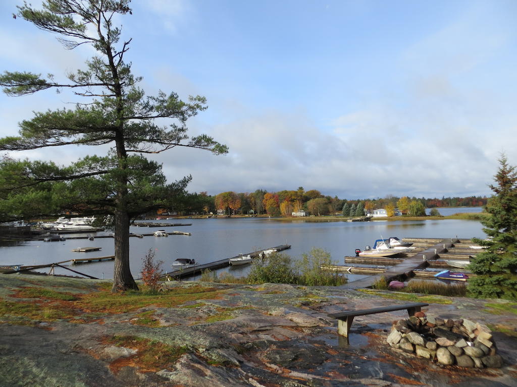 Halls Cottages Honey Harbor Экстерьер фото