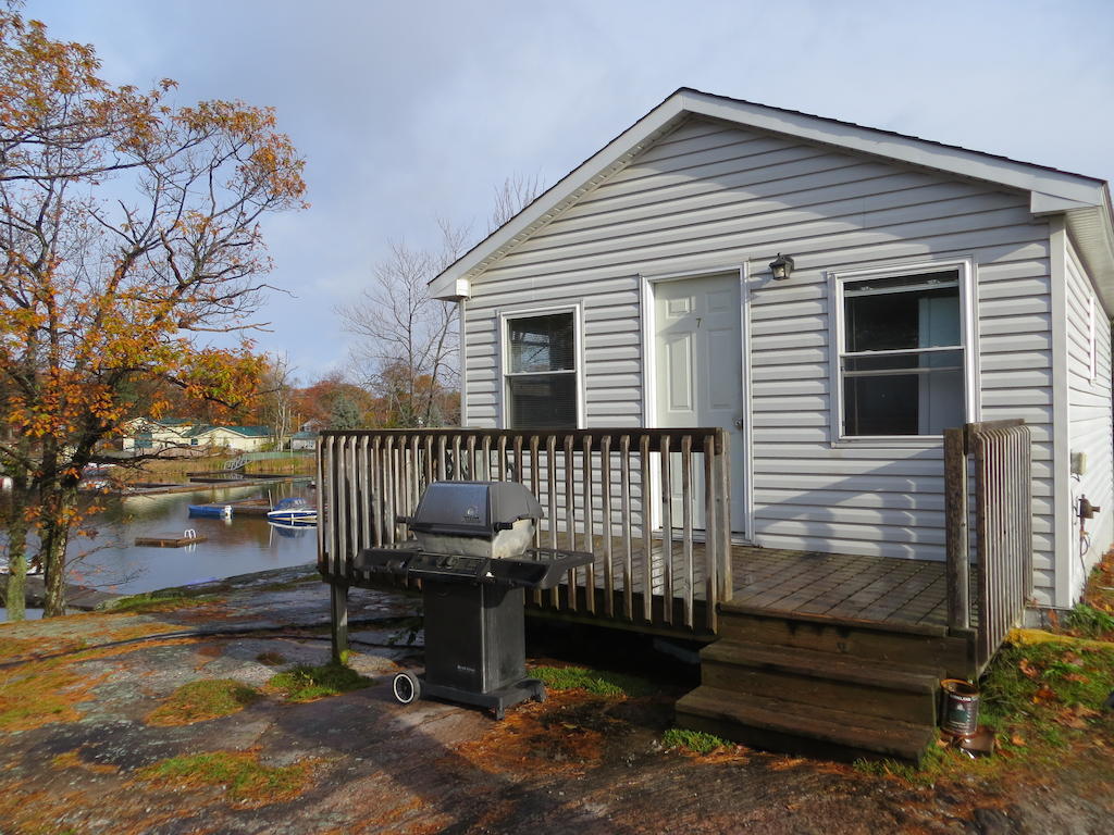Halls Cottages Honey Harbor Экстерьер фото