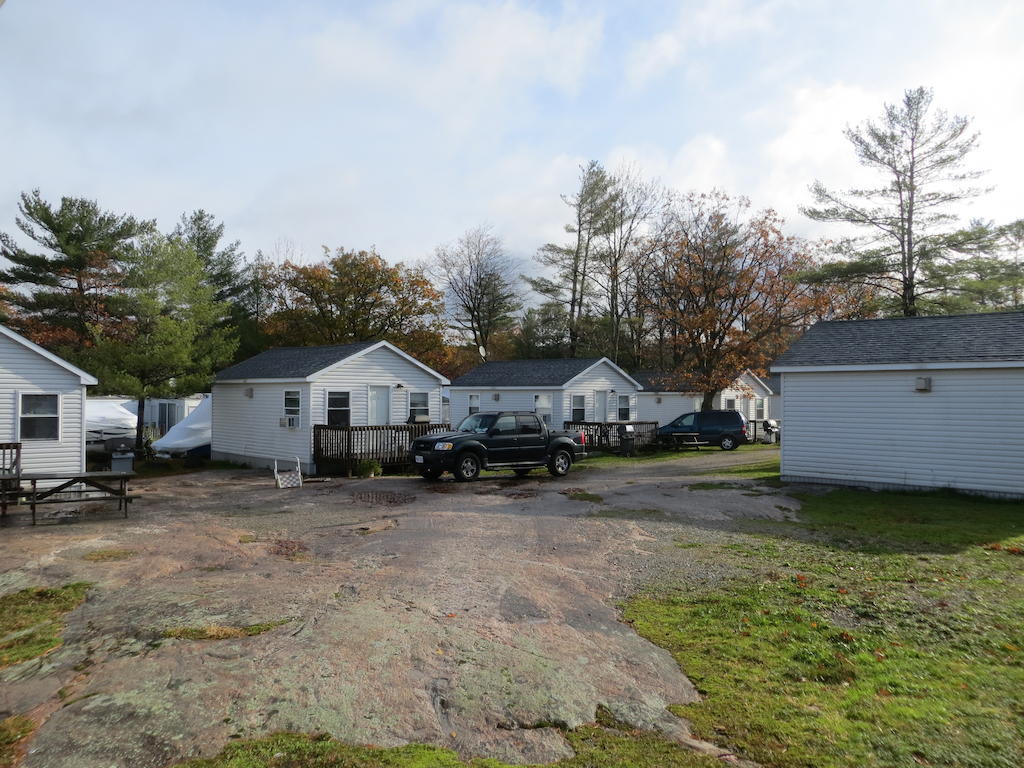 Halls Cottages Honey Harbor Экстерьер фото